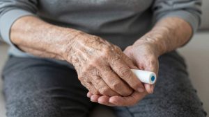 Best Daily Living Aids for Seniors With Arthritis in the Hands