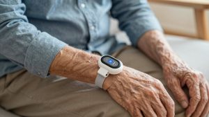 Best fall detection wearable for seniors living alone