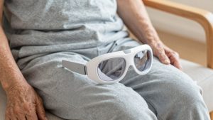 Best Low Vision Aids for Macular Degeneration