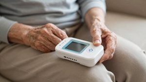 Best Medical Alert Devices for Seniors Living Alone: Who Fits What