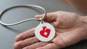 Best medical alert pendant for seniors with heart conditions