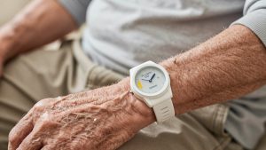 Best medical alert watch for seniors living alone
